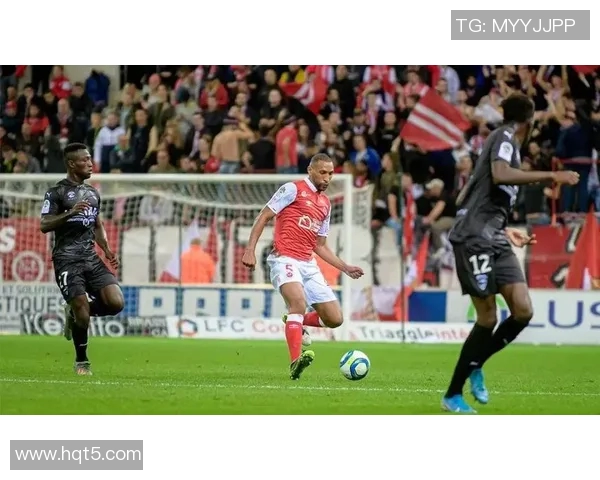 兰斯与斯特拉斯的激烈对决揭示足球战术与团队合作的精彩瞬间